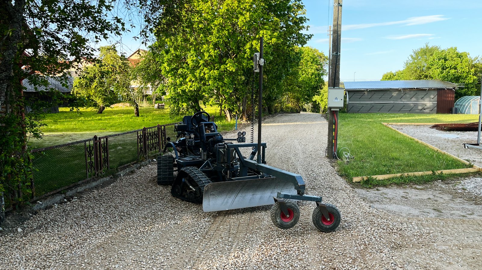 Pramonių grindų betonavimo paslaugos: 2D grunto lyginimo sistema ir buldozeris. Teikiame paslaugas Lietuvoje, Tauragės regione: Šilutėje, Raseiniuose, Pagėgiuose, Šilalėje, Jurbarke.