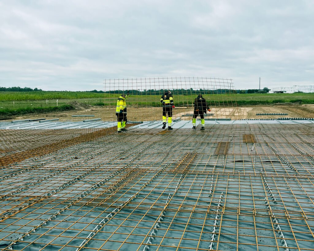 Pramonių grindų betonavimo paslaugos: Armavimo darbai. Teikiame paslaugas Lietuvoje, Tauragės regione: Šilutėje, Raseiniuose, Pagėgiuose, Šilalėje, Jurbarke.
