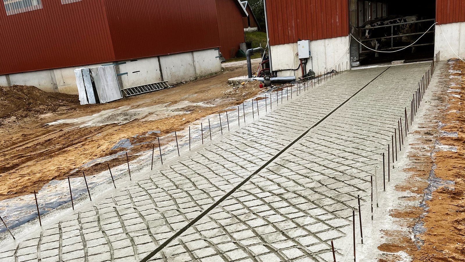 Pramonių grindų betonavimo paslaugos: Betono siūliu pjaustymas itrukiu prevencijai. Teikiame paslaugas Lietuvoje, Tauragės regione: Šilutėje, Raseiniuose, Pagėgiuose, Šilalėje, Jurbarke.