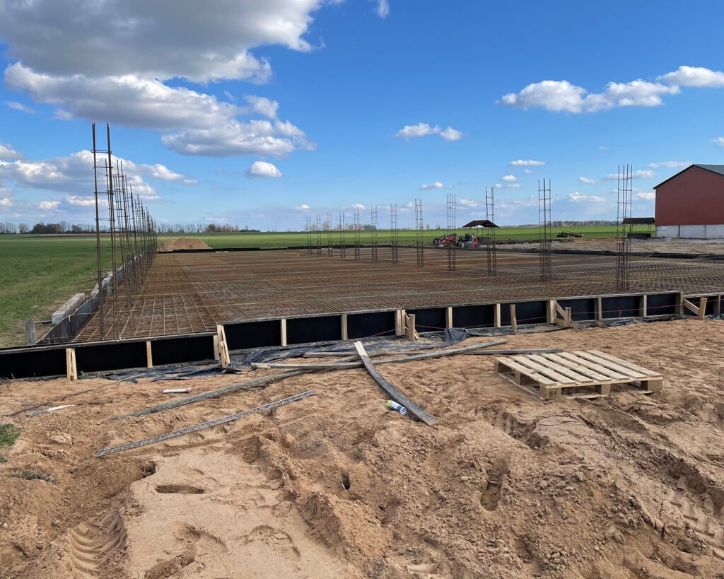 Pramonių grindų betonavimo paslaugos: Grunto tankinimas prieš betonavimo darbus. Teikiame paslaugas Lietuvoje, Tauragės regione: Šilutėje, Raseiniuose, Pagėgiuose, Šilalėje, Jurbarke.