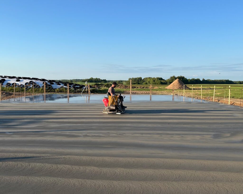 Pramonių grindų betonavimo paslaugos: Pramoniniu grindu slifavimas. Teikiame paslaugas Lietuvoje, Tauragės regione: Šilutėje, Raseiniuose, Pagėgiuose, Šilalėje, Jurbarke.