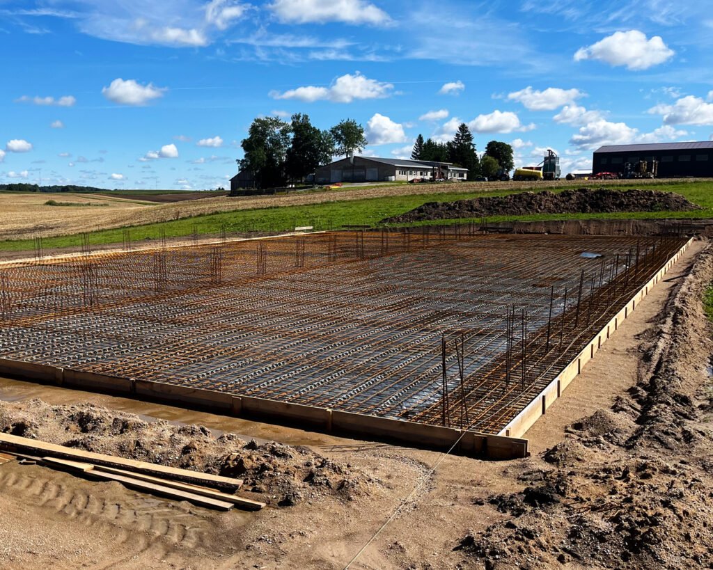 Pramonių grindų betonavimo paslaugos: Zemes ukio objektu aiksteliu siloso transeju armavimas pries betonavima. Teikiame paslaugas Lietuvoje, Tauragės regione: Šilutėje, Raseiniuose, Pagėgiuose, Šilalėje, Jurbarke.