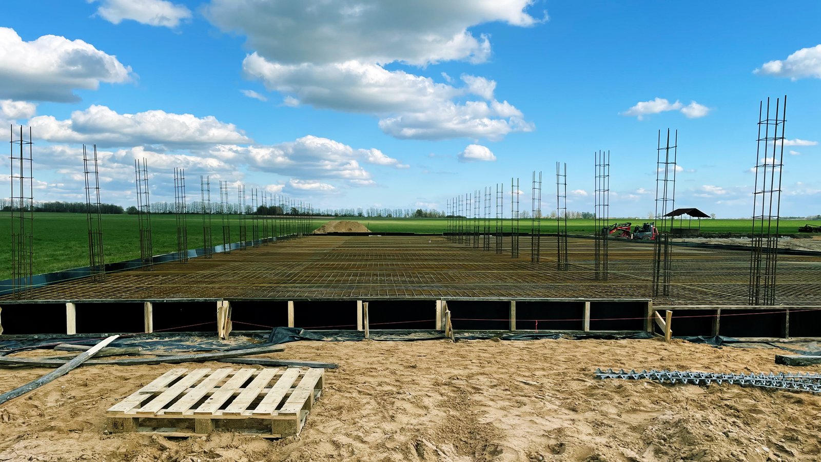 Pramonių grindų betonavimo paslaugos: betoninių grindu ir pagrindu armavimas. Teikiame paslaugas Lietuvoje, Tauragės regione: Šilutėje, Raseiniuose, Pagėgiuose, Šilalėje, Jurbarke.