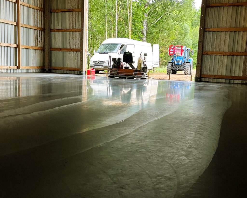 Pramonių grindų betonavimo paslaugos: pramoniniu garazu angaru grindu betonavimas. Teikiame paslaugas Lietuvoje, Tauragės regione: Šilutėje, Raseiniuose, Pagėgiuose, Šilalėje, Jurbarke.