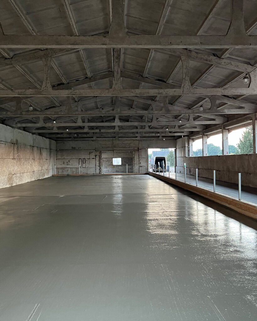 Pramonių grindų betonavimo paslaugos: pramoniniu ir gamybiniu objektu grindu betonavimas. Teikiame paslaugas Lietuvoje, Tauragės regione: Šilutėje, Raseiniuose, Pagėgiuose, Šilalėje, Jurbarke.