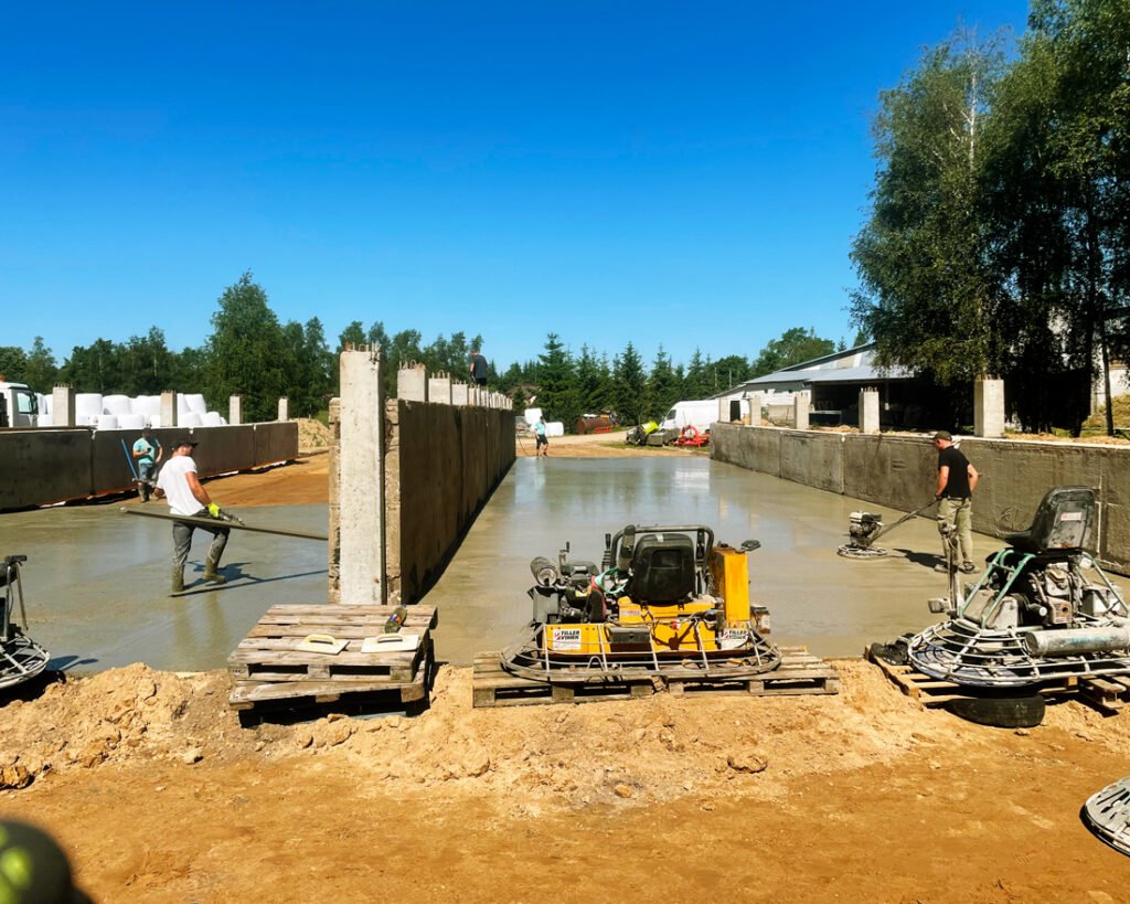 Pramonių grindų betonavimo paslaugos: siloso tranšėjų betonavimas žemes ūkio objektuose. Teikiame paslaugas Lietuvoje, Tauragės regione: Šilutėje, Raseiniuose, Pagėgiuose, Šilalėje, Jurbarke.