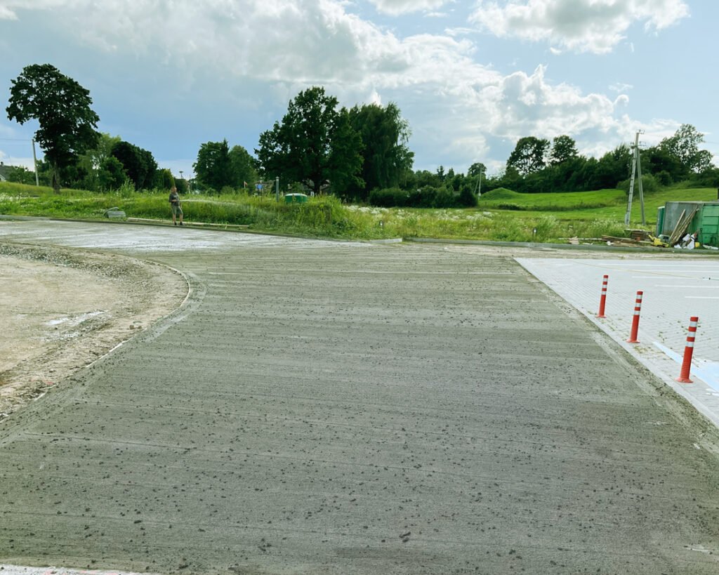 Pramonių grindų betonavimo paslaugos: zemes ukio ir kitu verslo saku objektu keliu betonavimas. Teikiame paslaugas Lietuvoje, Tauragės regione: Šilutėje, Raseiniuose, Pagėgiuose, Šilalėje, Jurbarke.