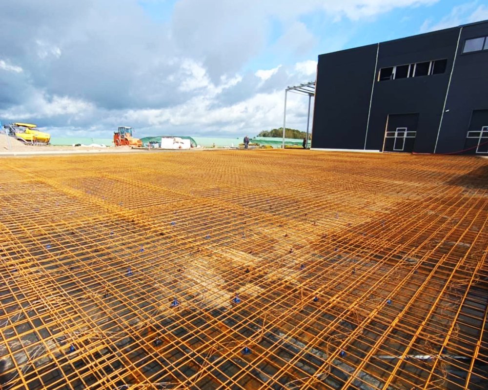 Pramonių grindų betonavimo paslaugos: Betoniniu grindu armavimas. Teikiame paslaugas Lietuvoje, Tauragės regione: Šilutėje, Raseiniuose, Pagėgiuose, Šilalėje, Jurbarke.