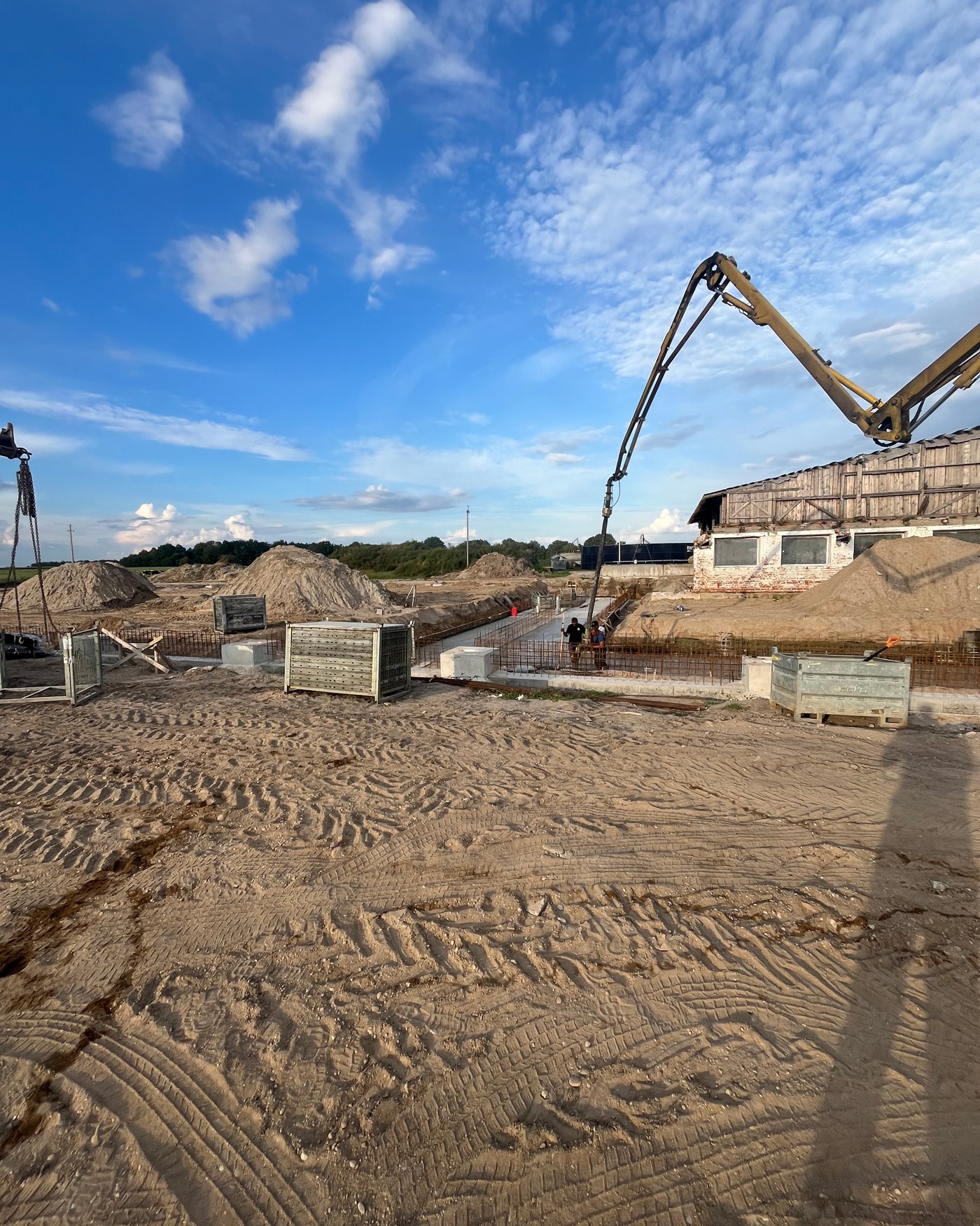 Pramonių grindų betonavimo paslaugos: Pramoninių grindų betonavimas ūkiams. Teikiame paslaugas Lietuvoje, Tauragės regione: Šilutėje, Raseiniuose, Pagėgiuose, Šilalėje, Jurbarke.